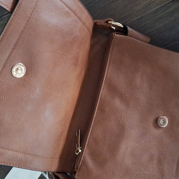 NWT ALYSSA Double Compartment Large Flapover Crossbody Bag with Gold Hardware - Picture 2 of 4